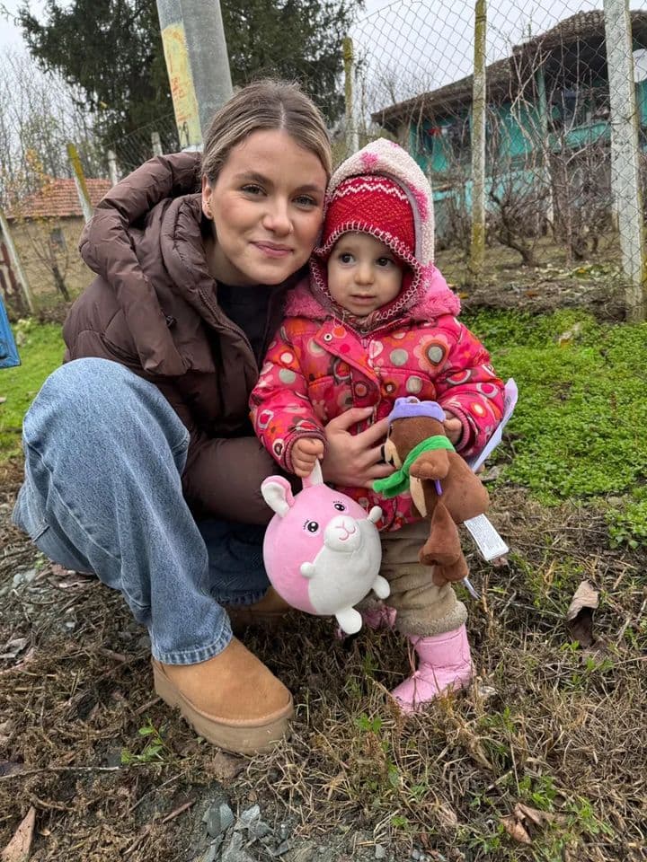 Voluntară cu o fetiță care și-a primit cadourile
