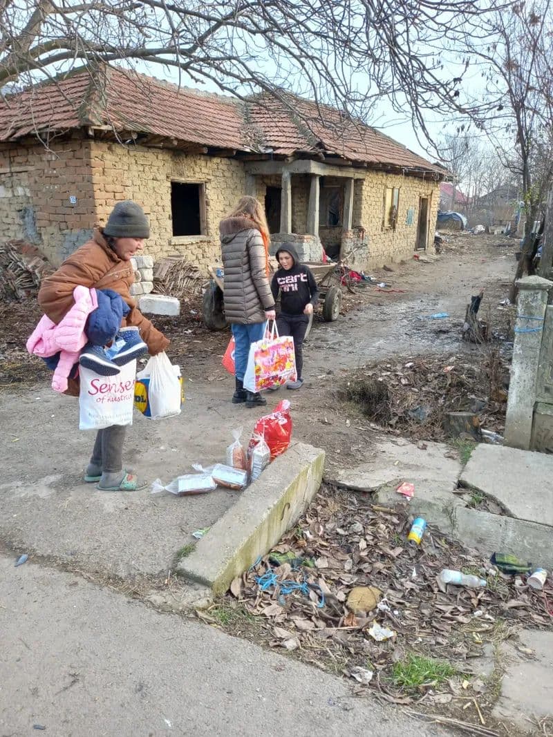 Voluntari care duc cadouri la o casă de chirpici, caravana 2022