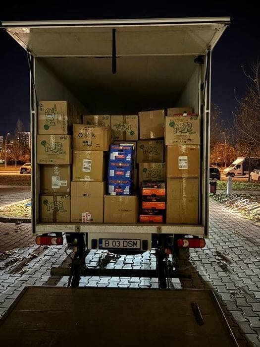 Dubă încărcată cu cutii de cadouri înainte de plecarea caravanei